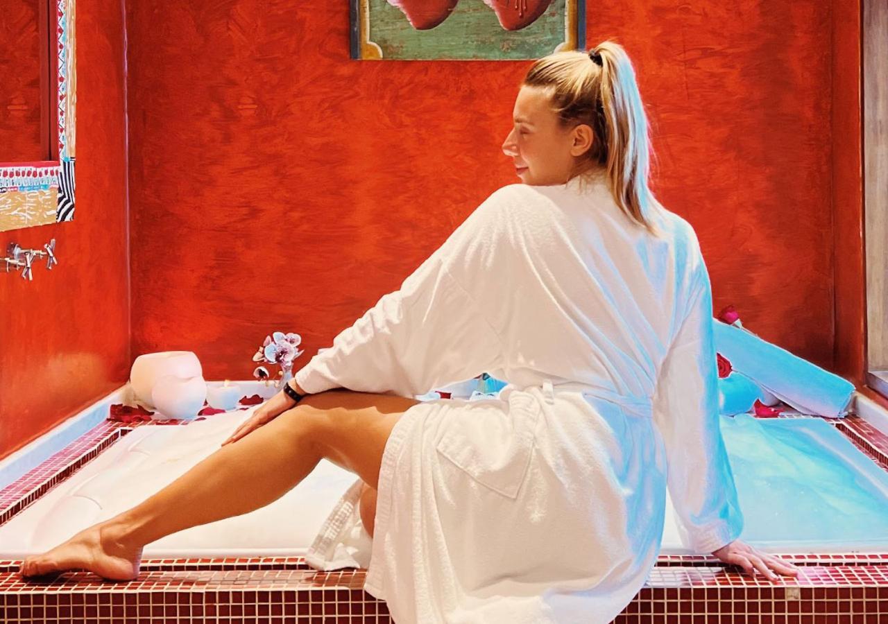 Dpny Beach Hotel & Spa Ильябела Экстерьер фото A woman wearing a bathrobe